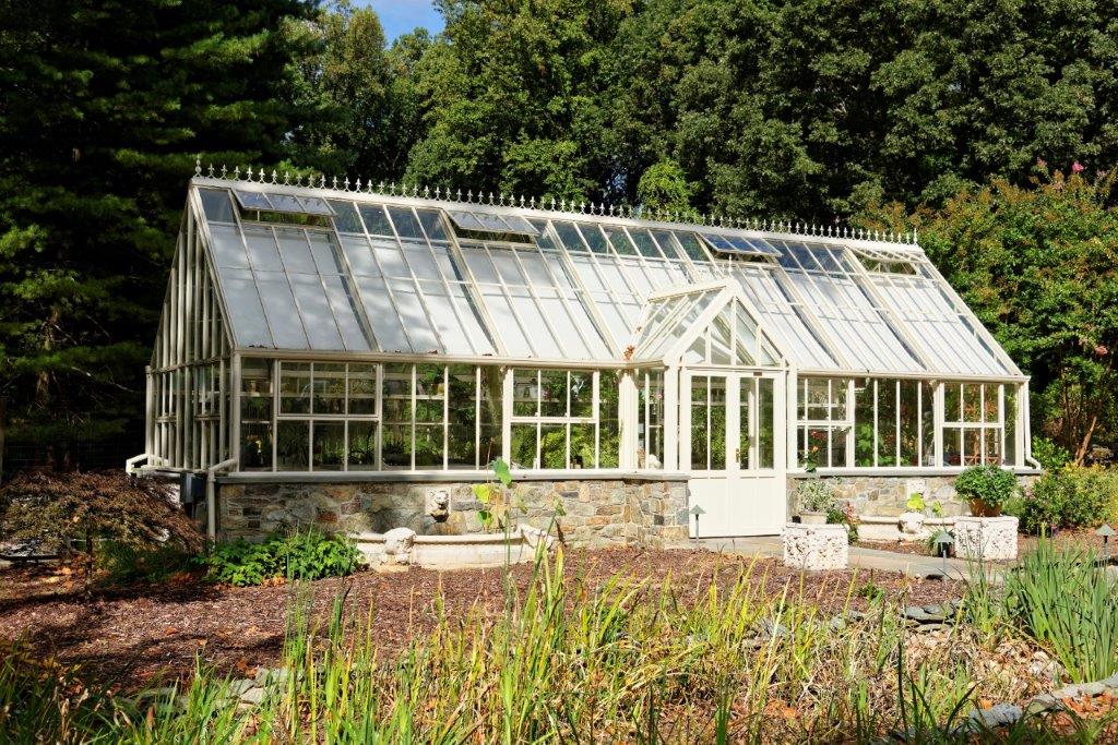 Hassle-Free Guide to Selecting the Perfect Greenhouse for Your Needs