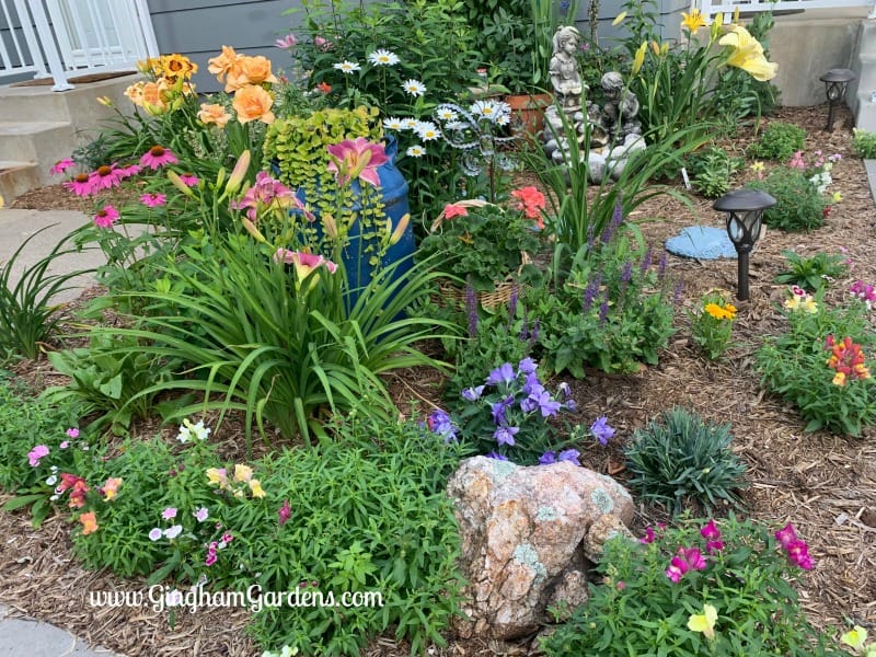 Creative Flower Garden Ideas for Small Yards: Enhance Your Outdoor Space with Blooming Beauty