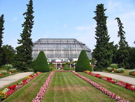 The Distinctive Charm of Gardens and Botanical Gardens: An Exploration of Nature's Diversity