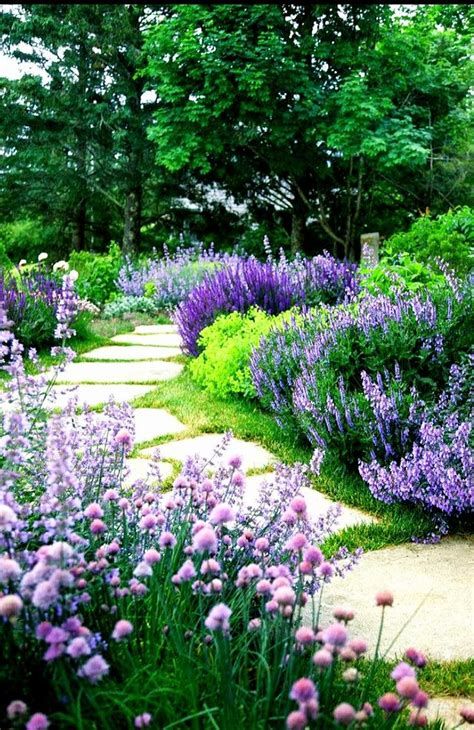 10 Creative Flower Garden Ideas for Pinterest Enthusiasts: From Floral Arrangements to Colorful Landscapes