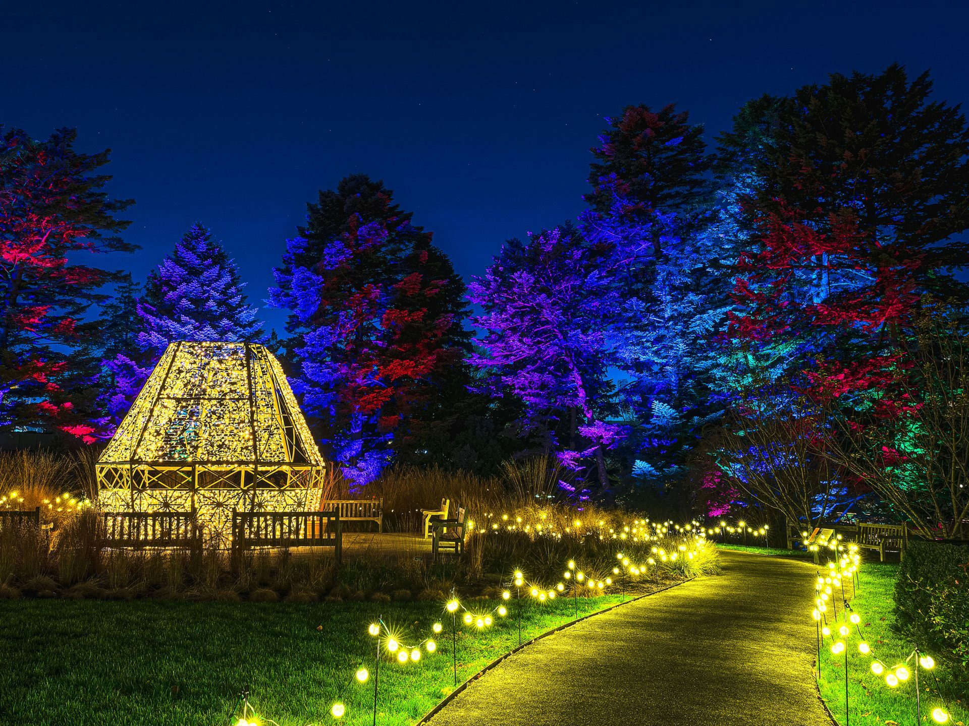 When Does the Season of Enchanting Botanical Garden Lights Conclude?